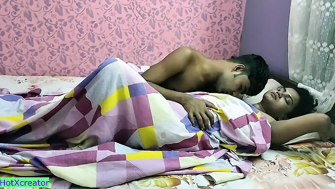 Istri India Berpayudara Besar Menjadi Liar Di Kamar Tidur!