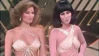 Cher Dan Raquel Welch Dengan Sepatu Hak Klasik