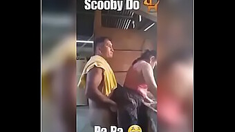 Guatemalan Pari Saa Tuhma Kanssa Scooby Doo Taustalla