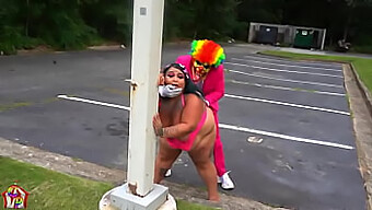 Openbare Mooie Dikke Vrouwen Ontmoeten Latina Cosplayer Jaidyn Venus En Clown Gibby