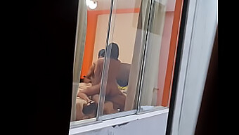 Tertangkap Perselingkuhan Teman Saya Dari Sudut Pandang Kamar Saya.