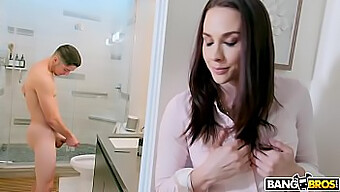 Chanel Preston Szembesül Fia Önelégültségével A Fürdőszobában