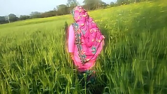 Les Ébats Amoureux En Plein Air D'Un Couple Amateur Indien Dans Un Village