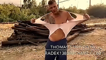 Strip Show Seductor De Thomas.J Con Una Impresionante Estrella Porno