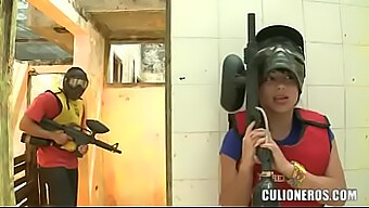 Latina Colombienne Aux Gros Seins Et Au Cul Joue Avec Un Pistolet De Paintball