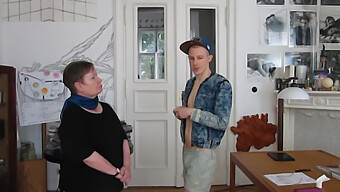 Transseksualny Chłopak Uwodzi I Dostaje Swoją Dupę Wyruchaną W Grupowej Scenie Bdsm