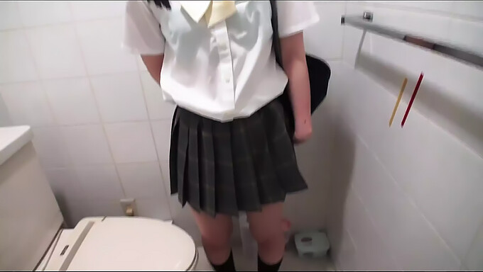 Adolescenta Asiatică Slabă Se Masturbează Și Face Oral În Harajuku