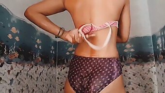 La Bhabhi Indiana Mamta Di 18 Anni Si Lava E Mostra La Sua Lingerie