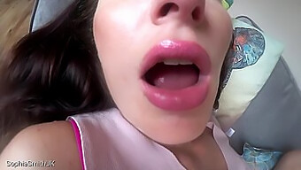 Mainan Bibir Sensual Dan Ciuman Dalam Video Hd.