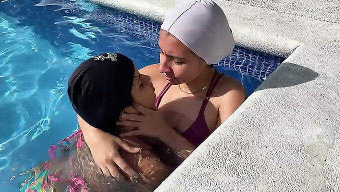 Mi Novia India Se Une A Mí Para Divertirse En La Piscina, Lo Que Lleva A La Intimidad En El Baño