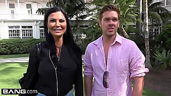 Jasmine Jae, Uma Milf Sensual Com Mamilos Perfurados E Um Clitóris, Desfruta De Uma Aventura Na Praia Com Um Ménage À Trois