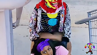 Encontro Safado De Gibby The Clown Com Uma Cougar Curvilínea Em Um Ônibus Público