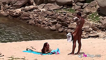 Un Uomo Nero Con Un Grosso Pene Seduce Una Spiaggia Nudista.