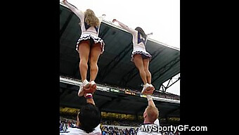 Jonge Cheerleaders Pronken Met Hun Talenten In Een Slaapzaal