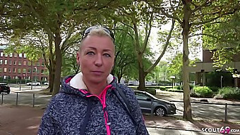 La Milf Tedesca Mandy Riceve Una Penetrazione Anale Profonda Per Strada.