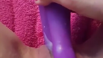 Europese Babe Geniet Van Vibratorplezier