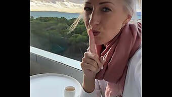 Blonde Amateurin Macht Es Sich Im Freien Auf Dem Hotelbalkon Auf Mallorca