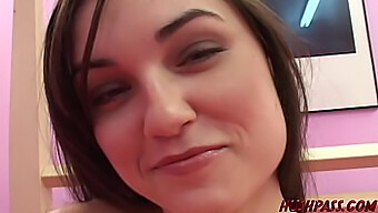 Os Peitos Pequenos E A Bunda Apertada De Sasha Grey São Exibidos Em Um Vídeo Hardcore