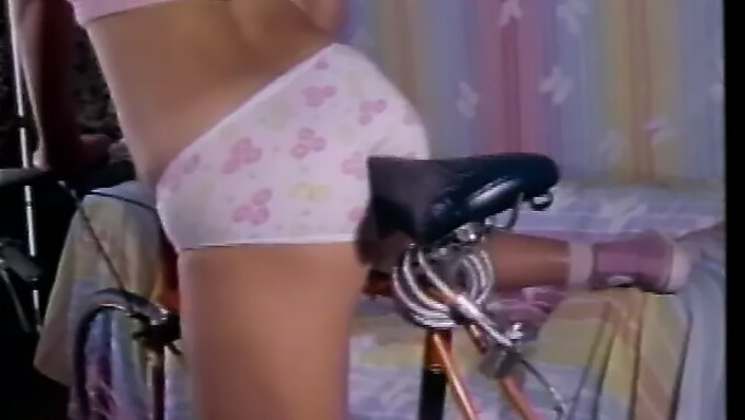 Video Vintage Tentang Pria Yang Berhubungan Seks Dengan Pacarnya Dalam Lingerie Di Sofa