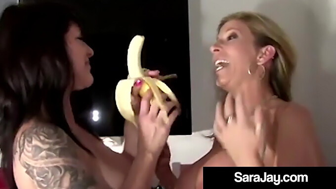 Le Bellezze Mature Sara Jay E Daisy Rock Si Concedono Un Gioco Di Tette Appassionato!