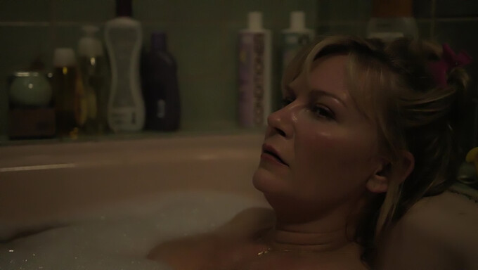 Természetes Szépség Kirsten Dunst Pihentető Fürdőt Vesz Az "On Becoming A God In Central Florida" Című Filmben