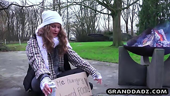 Teenagepige Nyder En Overraskende Frokost Med Bedstefar