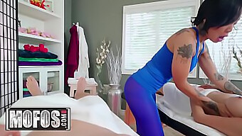 Tre Skönheter Hänger Sig Åt En Sensuell Trekant Massage Session