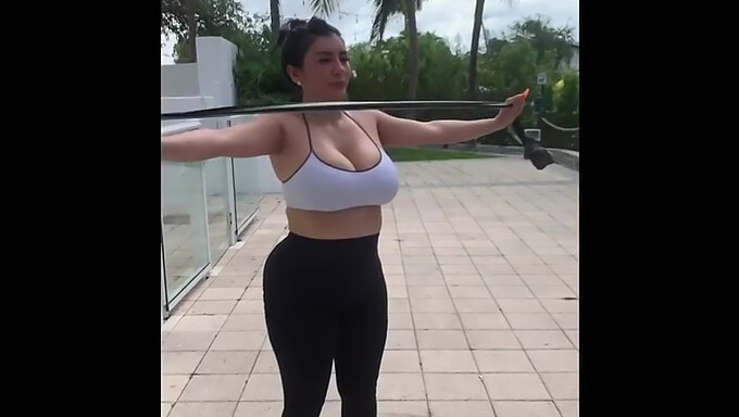 Vídeo De Fitness Com Uma Latina Curvilínea Com Seios Naturais E Nádegas Redondas