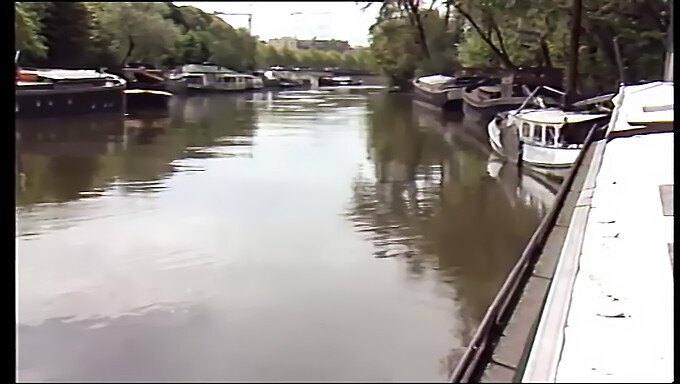 Le Film Voyeuriste D'Yves Baillat Mettant En Vedette Carol Lynn Sur Un Bateau Avec Des Individus Légèrement Vêtus.