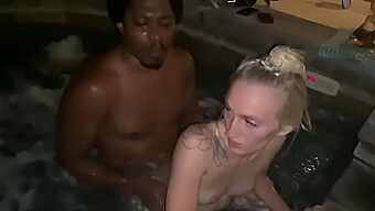 ¡papá Panda Y La Rubia Tienen Un Encuentro Interracial Caliente En Una Bañera De Hidromasaje! ¡no Te Lo Pierdas!