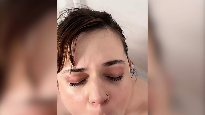 Elise Lee Donne Une Fellation Intense Et Reçoit Un Énorme Facial En Pov